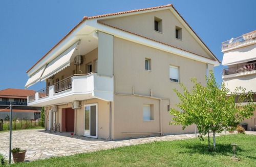 Mesolongi Apartment | Apartment 'Flo's 7' with Shared Garden, Wi-Fi and Air Conditioning