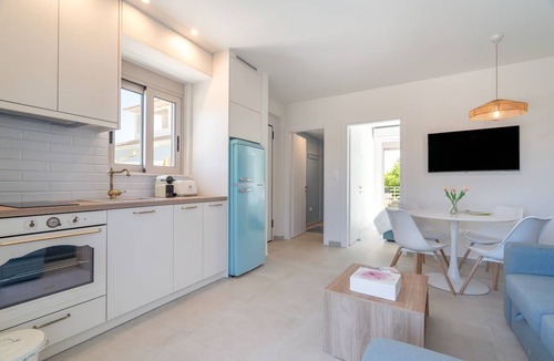 Kalligoni Apartment | Apartment 'White Shale Lux Suite' with Balcony and Wi-Fi