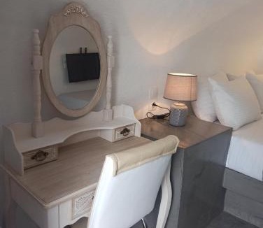 Finikia Apartment | AQUA SERENITY LUXURY SUITES SANTORINI