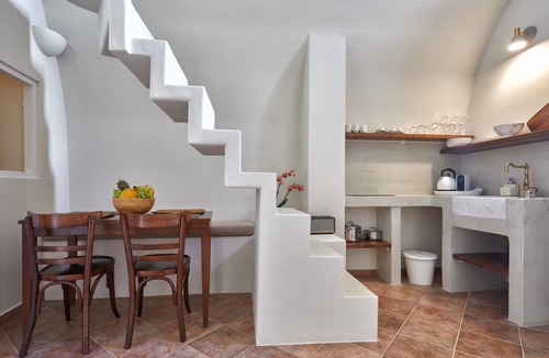Akrotiri House | Arvanitis Cave Village