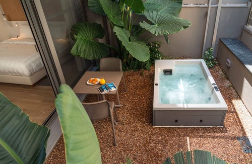 Kallithea Apartment | Athens Hill - Garden Apartment with Hot Tub