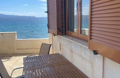 Amarinthos Apartment | Beach House in Amarynthos with Direct Sea Access