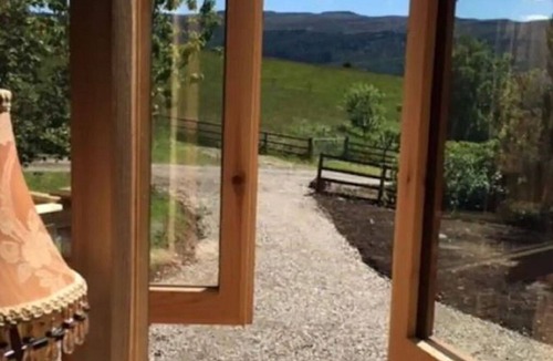 Balnain House | Beautiful private villa for 3 guests with WIFI, TV, pets allowed and panoramic view