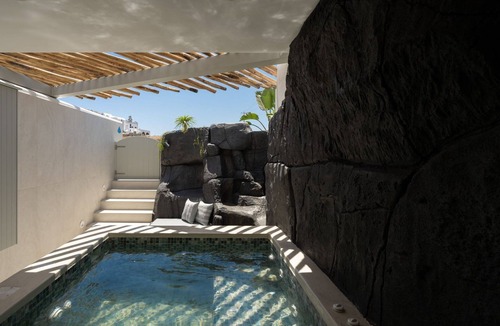 Monolithos Villa | Beautiful Santorini Suite | Luxury Suite with Private Hot Tub | Elia