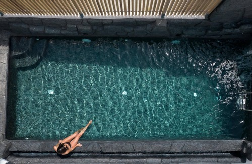 Karterados Villa | Black occhio villa Santorini
