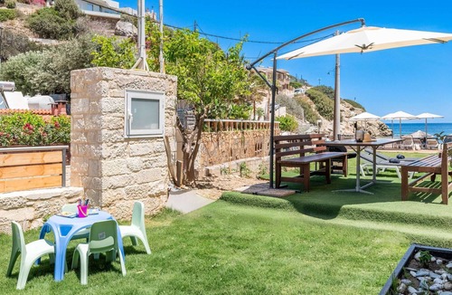 Lygaria House | BlueGreen Holiday Homes – Barefoot to Pool & Beach