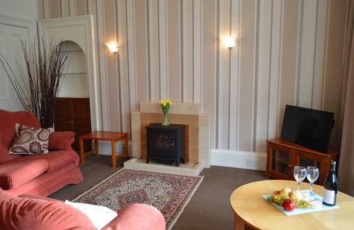 Innellan Apartment | Budget apartment accommodation in Dunoon Sleeps 5 in 2 bedrooms