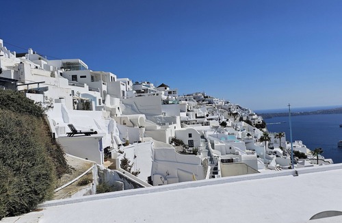 Firostefani House | Cactus cave house on the caldera