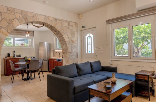 Heraklion Apartment | Casa di Tzaki Stone House with Garden & BBQ