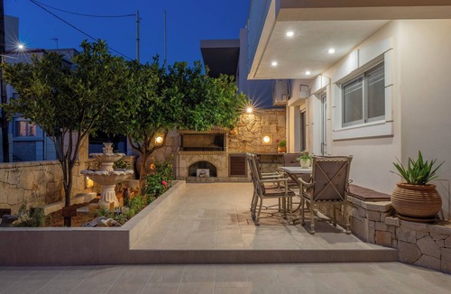 Heraklion Apartment | Casa di Tzaki Stone House with Garden & BBQ