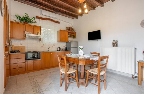 Pefki Apartment | Casa Mouliana Apartment with Mountain View, Wi-Fi and Air Conditioning