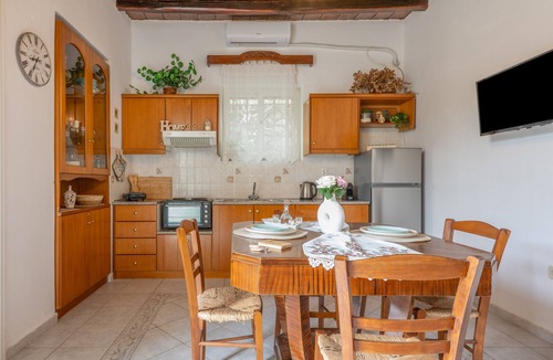 Pefki Apartment | Casa Mouliana Apartment with Mountain View, Wi-Fi and Air Conditioning