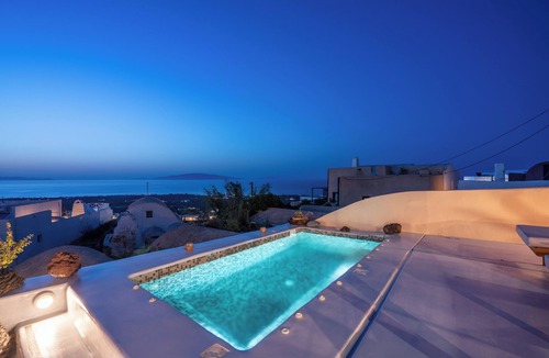 Finikia Villa | Casa Terra Vedema-Oia Sunset-Privacy-Plunge Pool-Starlink Internet (350-450Mbps)