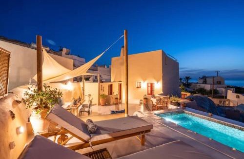 Finikia Villa | Casa Terra Vedema with Oia Sunset Privacy Plunge Pool and 350 to 450 Mbps Starlink Internet