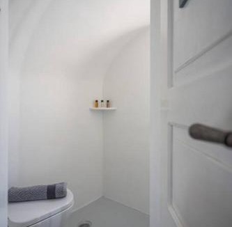 Finikia Villa | Casa Terra Vedema with Oia Sunset Privacy Plunge Pool and 350 to 450 Mbps Starlink Internet