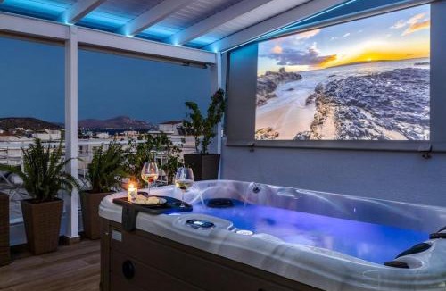 Varkiza Apartment | Central penthouse studio with Jacuzzi in Varkiza