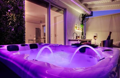 Varkiza Apartment | Central penthouse studio with Jacuzzi in Varkiza