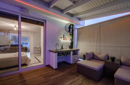 Varkiza Apartment | Central penthouse studio with Jacuzzi in Varkiza