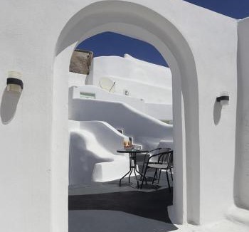 Vothon House | Church and Cave - Santorini Private Residences
