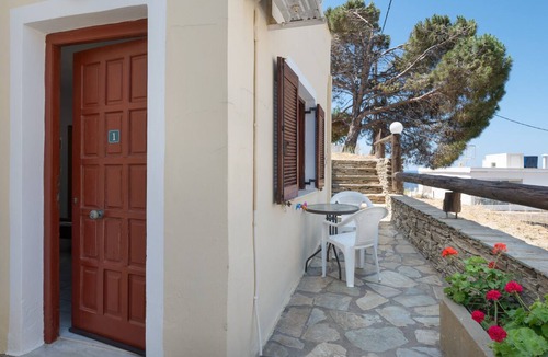 Batsi Apartment | Classic Quad Room Apartment with Shared Garden and Wi-Fi