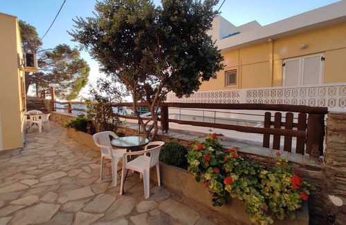 Batsi Apartment | Classic Quad Room Apartment with Shared Garden and Wi-Fi