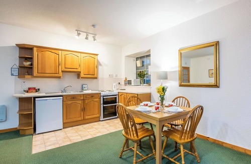 Glen Urquhart Apartment | Cosy apartment for 4 people with WIFI, TV, patio and panoramic view
