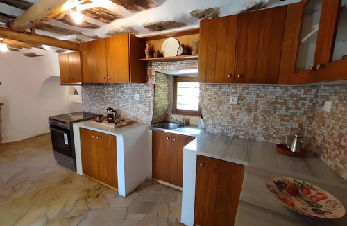 Andros House | Country House 'Ktima Kariofillis' with Mountain View and Private Terrace