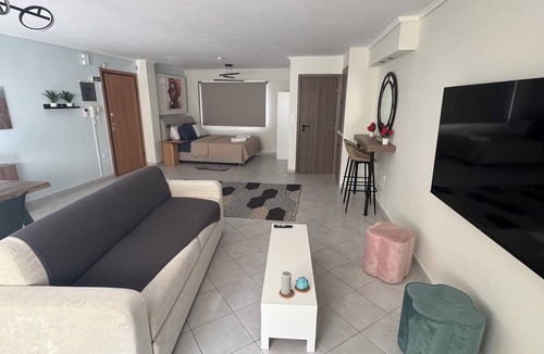 Agios Pavlos Apartment | Cozy apartment, with a park view near the fair, Rotunda, and historic sites.