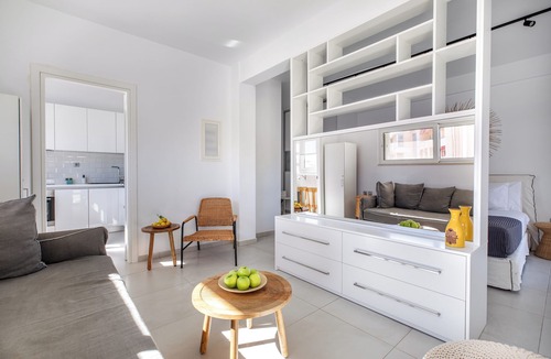 Vouliagmeni Apartment | Cozy One-Bedroom Vouliagmeni
