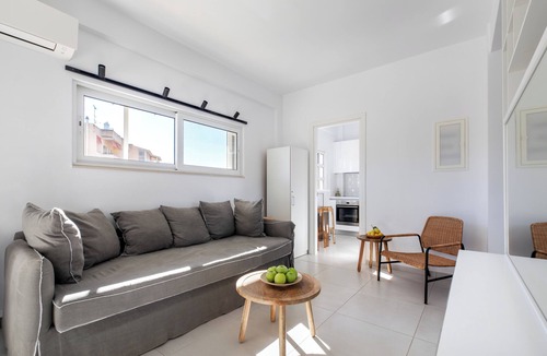 Vouliagmeni Apartment | Cozy One-Bedroom Vouliagmeni