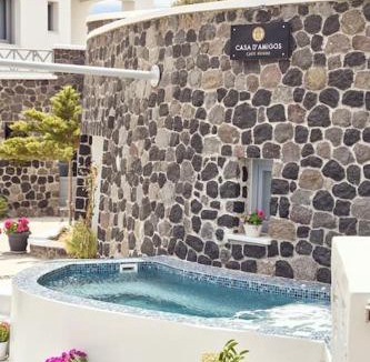 Vourvoulos Apartment | D' amigos Superior Cave House with outdoor hottub