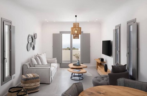 Akrotiri Villa | Elegant Villa Floating Breakfast
