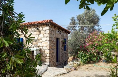 Sivas House | Elisavi Kanakis – Cozy Retreat with Terrace & Garden Views in Sívas