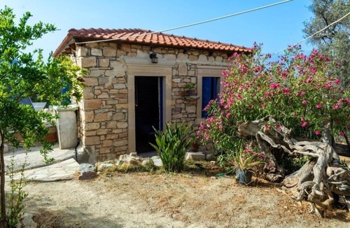 Sivas House | Elisavi Kanakis – Cozy Retreat with Terrace & Garden Views in Sívas