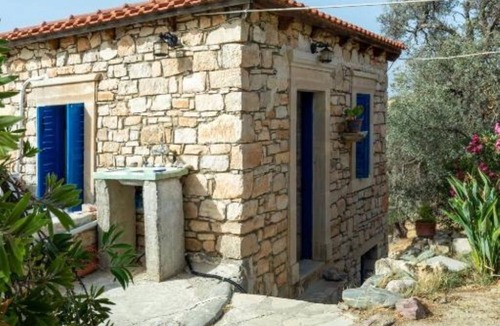Sivas House | Elisavi Kanakis – Cozy Retreat with Terrace & Garden Views in Sívas