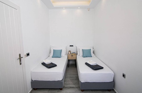 Exomytis Villa | Elite Santorini Villa Aegean Melody Suites 2 Bedroom Heated Outdoor Jacuzzi Vlyxada