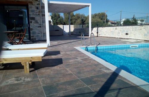 Kokinos Pirgos House | ELMARA Luxury Villas next to the beach