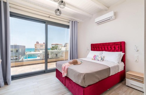 Kokinos Pirgos House | ELMARA Luxury Villas next to the beach
