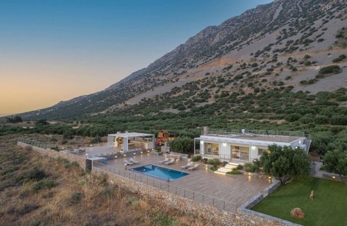 Pefki Villa | Family Villa with Heated Pool, BBQ & Kids Playground!