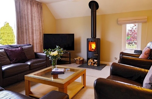 Findhorn House | Findhorn Holiday House is a spacious modern bungalow, enclosed large garden.