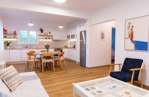 Spetses Apartment | Fourospito - Cozy apartment in the heart of old harbour.