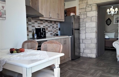 Kamilari House | Gemütliches Natursteinapartment für zwei by Interhome