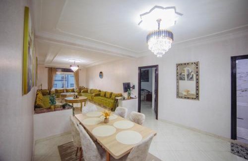 Tangier Apartment | Grote gezinnen 185m2 met privéparking en Zeezicht!