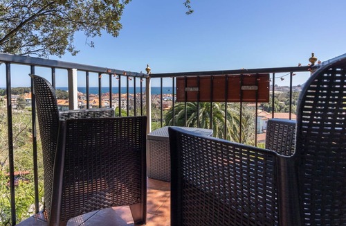 Isla House | Holiday Home 'Posada Paraso Iris' with Mountain View, Private Garden and Wi-Fi