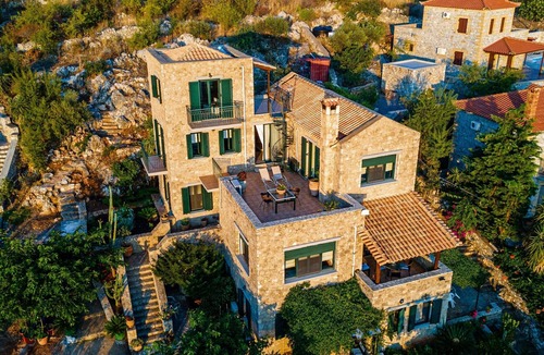Lefktron House | Holiday Home 'Villa Oneiro' with Sea View, Wi-Fi and Air Conditioning
