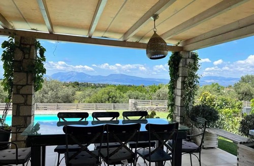 Chalcis House | House Sleeps 6 with Private Pool