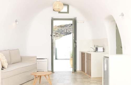 Messaria House | Hyposkafa Cave Houses #AuthenticSantorinianLiving