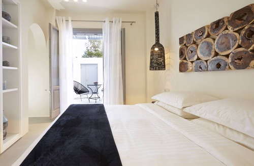 Kamari Villa | In Eolia Villas we believe in true hospitality.