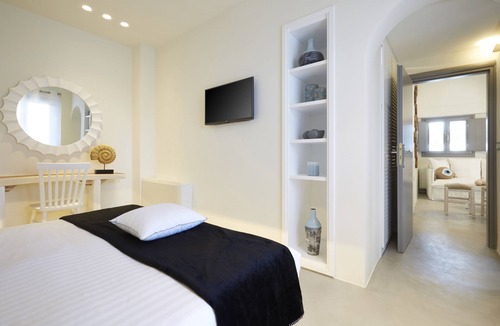 Kamari Villa | In Eolia Villas we believe in true hospitality.