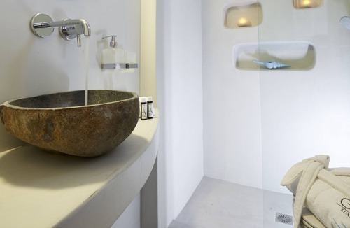 Kamari Villa | In Eolia Villas we believe in true hospitality.